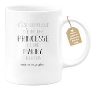 quotedazur Café-Croissant - Mug Prénom Noël Malika Compliqué D'Être Une Princesse Et Une Malika Mais Ca Va Je Gère - Tasse Prénom - Blanc/Céramique