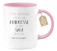 quotedazur Café-Croissant - Mug Prénom Sara Compliqué D'Être Une Princesse Et Une Sara Mais Ca Va Je Gère - Cadeau Noël Prénom Tasse - Rose/Céramique