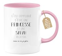 quotedazur Café-Croissant - Mug Prénom Sarah Compliqué D'Être Une Princesse Et Une Sarah Mais Ca Va Je Gère - Tasse Prénom Pour Noël - Rose/Céramique