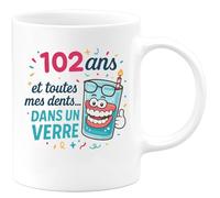 quotedazur - Mug 102 ans et toutes mes dents... dans un verre - Tasse Cadeau Anniversaire 102 Ans - Blanc/Céramique