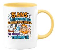 quotedazur - Mug 5 ans à supporter tes blagues pourries. Tu me dois une thérapie - Tasse Cadeau Collègue Femme - Jaune/Céramique