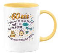 quotedazur - Mug 60 ans : l'âge où on peut enfin dire ce qu'on pense... et l'oublier 5 minutes après - Tasse Cadeau Anniversaire 60 ans - Jaune/Céramique