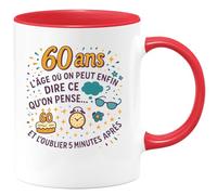 quotedazur - Mug 60 ans : l'âge où on peut enfin dire ce qu'on pense... et l'oublier 5 minutes après - Tasse Cadeau Anniversaire 60 ans - Rouge/Céramique