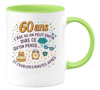 quotedazur - Mug 60 ans : l'âge où on peut enfin dire ce qu'on pense... et l'oublier 5 minutes après - Tasse Cadeau Anniversaire 60 ans - Vert/Céramique