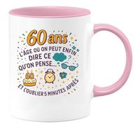 quotedazur - Mug 60 ans : l'âge où on peut enfin dire ce qu'on pense... et l'oublier 5 minutes après - Tasse Cadeau Anniversaire 60 ans - Rose/Céramique