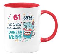 quotedazur - Mug 61 ans et toutes mes dents... dans un verre - Tasse Cadeau 61 ans - Rouge/Céramique