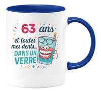 quotedazur - Mug 63 ans et toutes mes dents... dans un verre - Tasse Cadeau 63 ans - Bleu/Céramique