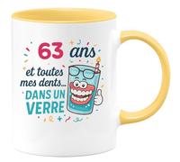 quotedazur - Mug 63 ans et toutes mes dents... dans un verre - Tasse Cadeau 63 ans - Jaune/Céramique