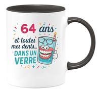 quotedazur - Mug 64 ans et toutes mes dents... dans un verre - Tasse Cadeau 64 ans - Noir/Céramique