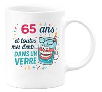 quotedazur - Mug 65 ans et toutes mes dents... dans un verre - Tasse Cadeau 65 ans - Blanc/Céramique