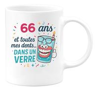 quotedazur - Mug 66 ans et toutes mes dents... dans un verre - Tasse Cadeau 66 ans - Blanc/Céramique