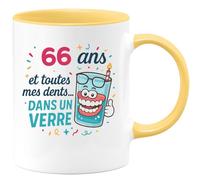 quotedazur - Mug 66 ans et toutes mes dents... dans un verre - Tasse Cadeau 66 ans - Jaune/Céramique