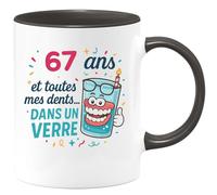 quotedazur - Mug 67 ans et toutes mes dents... dans un verre - Tasse Cadeau 67 ans - Noir/Céramique