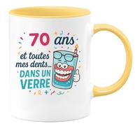 quotedazur - Mug 70 ans et toutes mes dents... dans un verre - Tasse Cadeau 70 ans - Jaune/Céramique