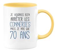 quotedazur - Mug 70 ans Je Voudrais Bien Arrêter Les Conneries Mais N'ai Que Tasse Cadeau Anniversaire Jaune/Céramique