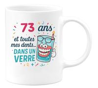 quotedazur - Mug 73 ans et toutes mes dents... dans un verre - Tasse Cadeau 73 ans - Blanc/Céramique