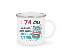 quotedazur - Mug 74 ans et toutes mes dents... dans un verre - Tasse Cadeau 74 ans - Blanc/Emaillé