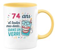quotedazur - Mug 74 ans et toutes mes dents... dans un verre - Tasse Cadeau 74 ans - Jaune/Céramique