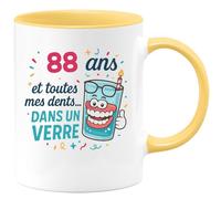 quotedazur - Mug 88 ans et toutes mes dents... dans un verre - Tasse Cadeau Anniversaire 88 Ans - Jaune/Céramique