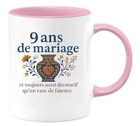 quotedazur - Mug 9 ans de mariage et toujours aussi décoratif qu'un vase de faïence - Tasse Cadeau Noces de Faïence Homme - Rose/Céramique
