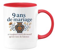 quotedazur - Mug 9 ans de mariage et toujours aussi décoratif qu'un vase de faïence - Tasse Cadeau Noces de Faïence Homme - Rouge/Céramique
