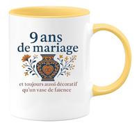 quotedazur - Mug 9 ans de mariage et toujours aussi décoratif qu'un vase de faïence - Tasse Cadeau Noces de Faïence Homme - Jaune/Céramique