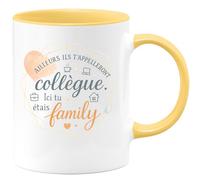 quotedazur - Mug Ailleurs ils t'appelleront collègue. Ici tu étais family - Tasse Cadeau Départ collègue - Jaune/Céramique