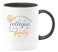 quotedazur - Mug Ailleurs ils t'appelleront collègue. Ici tu étais family - Tasse Cadeau Départ collègue - Noir/Céramique
