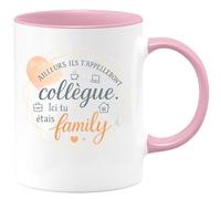 quotedazur - Mug Ailleurs ils t'appelleront collègue. Ici tu étais family - Tasse Cadeau Départ collègue - Rose/Céramique