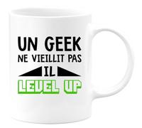 quotedazur - Mug Anniversaire Geek - Un Geek Ne Vieillit Pas Il Level Up - Tasse Cadeau Anniversaire Nerd - Blanc/Céramique