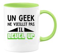 quotedazur - Mug Anniversaire Geek - Un Geek Ne Vieillit Pas Il Level Up - Tasse Cadeau Anniversaire Nerd - Vert/Céramique