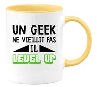 quotedazur - Mug Anniversaire Geek - Un Geek Ne Vieillit Pas Il Level Up - Tasse Cadeau Anniversaire Nerd - Jaune/Céramique