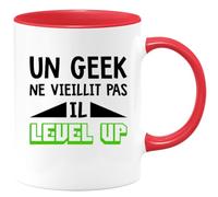 quotedazur - Mug Anniversaire Geek - Un Geek Ne Vieillit Pas Il Level Up - Tasse Cadeau Anniversaire Nerd - Rouge/Céramique