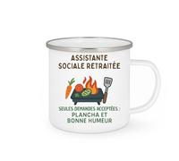 quotedazur - Mug Assistante sociale retraitée. Seules demandes acceptées : plancha et bonne humeur. - Tasse Cadeau Départ Retraite Femme - Blanc/Emaillé
