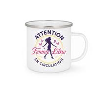 quotedazur - Mug Attention Femme Libre en Circulation - Tasse Cadeau Retraite Femme - Blanc/Emaillé