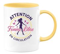 quotedazur - Mug Attention Femme Libre en Circulation - Tasse Cadeau Retraite Femme - Jaune/Céramique