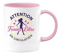 quotedazur - Mug Attention Femme Libre en Circulation - Tasse Cadeau Retraite Femme - Rose/Céramique