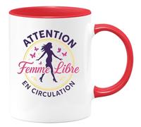 quotedazur - Mug Attention Femme Libre en Circulation - Tasse Cadeau Retraite Femme - Rouge/Céramique