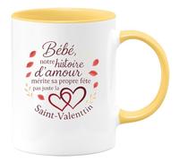 quotedazur - Mug Bébé, notre histoire d'amour mérite sa propre fête pas juste la Saint-Valentin - Tasse Cadeau Amour, Saint-Valentin, Couple Homme - Jaune/Céramique
