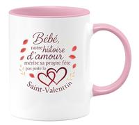 quotedazur - Mug Bébé, notre histoire d'amour mérite sa propre fête pas juste la Saint-Valentin - Tasse Cadeau Amour, Saint-Valentin, Couple Homme - Rose/Céramique