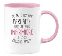 quotedazur - Mug Cadeau Infirmière - Je Ne Suis Pas Parfaite Mais Je Suis Infirmière - Tasse Cadeau Infirmière Femme - Rose/Céramique