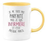 quotedazur - Mug Cadeau Infirmière - Je Ne Suis Pas Parfaite Mais Je Suis Infirmière - Tasse Cadeau Infirmière Femme - Jaune/Céramique