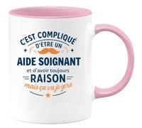 quotedazur - Mug C'est compliqué d'être un Aide soignant et d'avoir toujours raison, mais ça va je gère - Tasse Cadeau Aide soignant Homme - Rose/Céramique