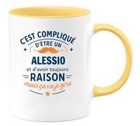 quotedazur - Mug C'est compliqué d'être un Alessio et d'avoir toujours raison, mais ça va je gère - Tasse Cadeau Alessio Homme - Jaune/Céramique