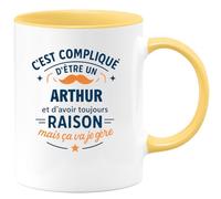 quotedazur - Mug C'est compliqué d'être un Arthur et d'avoir toujours raison, mais ça va je gère - Tasse Cadeau Arthur Homme - Jaune/Céramique