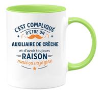 quotedazur - Mug C'est compliqué d'être un Auxiliaire de crèche et d'avoir toujours raison, mais ça va je gère - Tasse Cadeau Auxiliaire de crèche Homme - Vert/Céramique