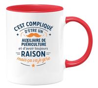 quotedazur - Mug C'est compliqué d'être un Auxiliaire de puériculture et d'avoir toujours raison, mais ça va je gère - Tasse Cadeau Auxiliaire de puériculture Homme - Rouge/Céramique