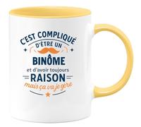 quotedazur - Mug C'est compliqué d'être un Binôme et d'avoir toujours raison, mais ça va je gère - Tasse Cadeau Binôme Homme - Jaune/Céramique
