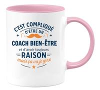 quotedazur - Mug C'est compliqué d'être un Coach Bien-Être et d'avoir toujours raison, mais ça va je gère - Tasse Cadeau Coach Bien-Être Homme - Rose/Céramique