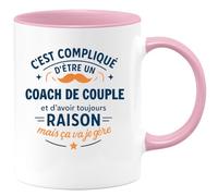 quotedazur - Mug C'est compliqué d'être un Coach De Couple et d'avoir toujours raison, mais ça va je gère - Tasse Cadeau Coach De Couple Homme - Rose/Céramique